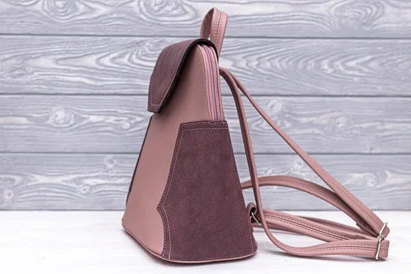 Syntetický kožený růžový batoh na dřevěném pozadí. Eko kožená taška. — Stock fotografie
