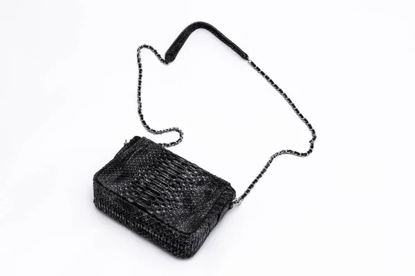 Πολυτελής μαύρη τσάντα δερματίνης snakeskin python που απομονώνεται σε λευκό φόντο. — Φωτογραφία Αρχείου