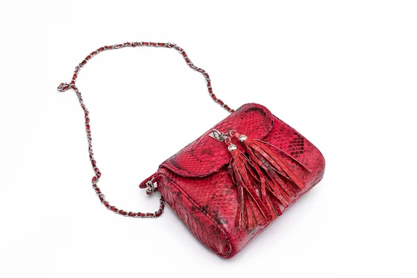 Πολυτελής κόκκινη τσάντα δερματίνης snakeskin python που απομονώνεται σε λευκό φόντο. — Φωτογραφία Αρχείου
