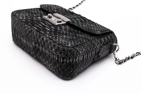 Πολυτελής μαύρη τσάντα δερματίνης snakeskin python που απομονώνεται σε λευκό φόντο. — Φωτογραφία Αρχείου