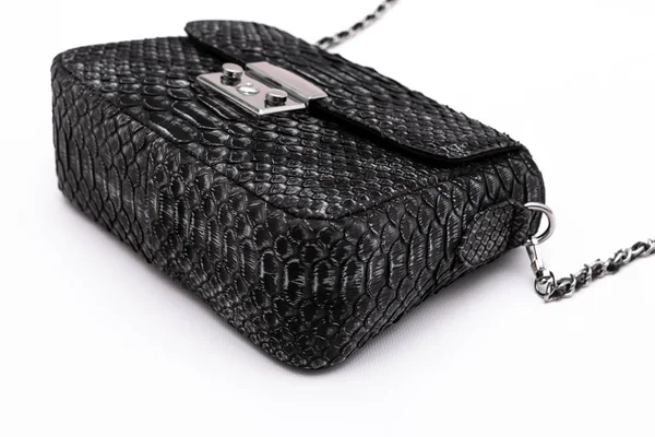 Luxuoso preto pele de cobra python bolsa de couro isolado em um fundo branco . — Fotografia de Stock