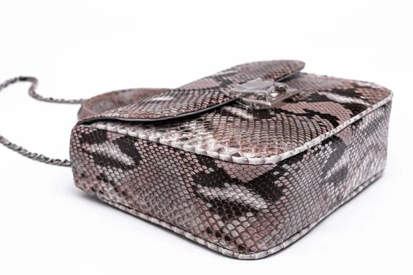 Bolso de mano de cuero de pitón de piel de serpiente de lujo aislado sobre un fondo blanco . — Foto de Stock
