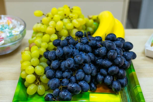 Plato con uva, estilo de vida tiro . —  Fotos de Stock