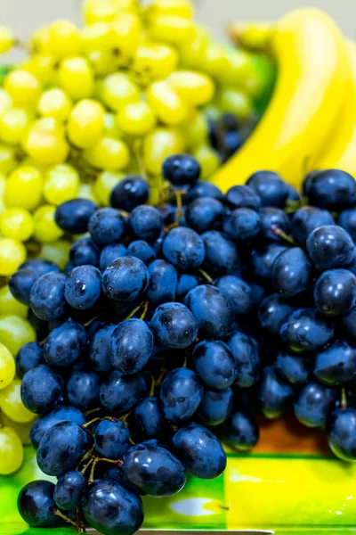 Plato con uva, estilo de vida tiro . — Foto de Stock