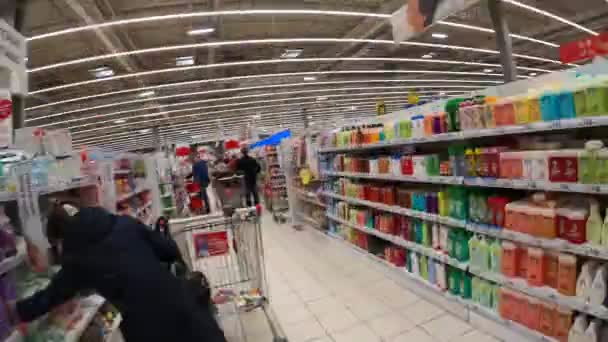 Moskova, Rusya - 18 Ocak 2020: Auchan alışveriş merkezi hipervanesi. Moskova 'daki Auchan Pazarı. Zaman aşımı. — Stok video