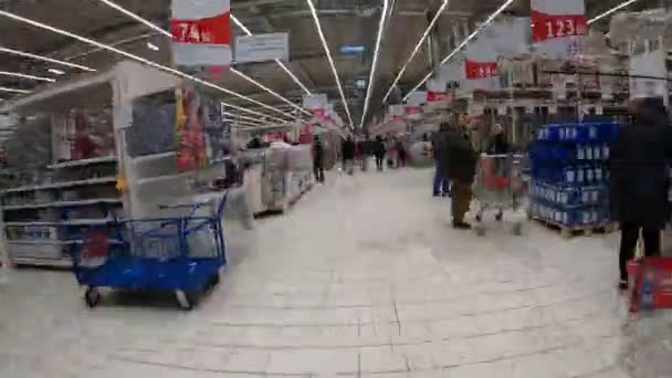 Moskva, Rusko - 18. ledna 2020: Auchan Mall hyperlapse. Auchanský trh v Moskvě. Časová prodleva. — Stock video