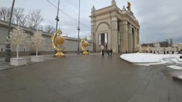 Μόσχα, Ρωσία - 18 Ιανουαρίου 2020: Υπέρπτωση της κύριας εισόδου στο πάρκο Vdnkh, χριστουγεννιάτικες διακοσμήσεις. Χωρίς διόρθωση χρώματος. — Αρχείο Βίντεο