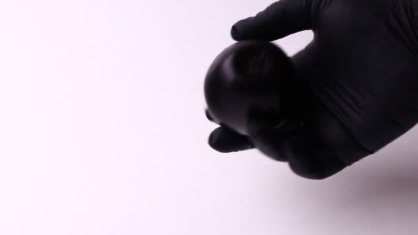 Manzana negra divertida aislada sobre un fondo blanco. Full HD de disparo . — Vídeos de Stock