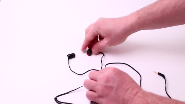 Černá sluchátka izolovaných na bílém pozadí. — Stock video