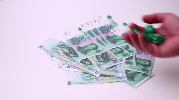 Yuan Çin parası ve zarları beyaz arka planda izole edilmiş. Stüdyo görüntüleri, düzenlenmemiş. — Stok video