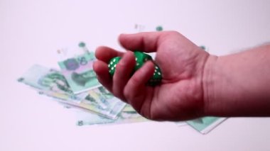 Yuan Çin parası ve zarları beyaz arka planda izole edilmiş. Stüdyo görüntüleri, düzenlenmemiş.