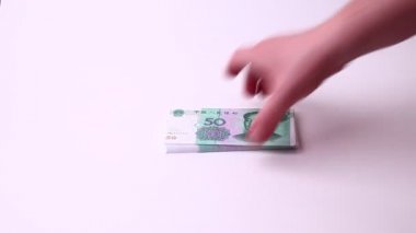 Yuan Çin para birimi beyaz bir arkaplanda izole edildi. Stüdyo görüntüleri, düzenlenmemiş.