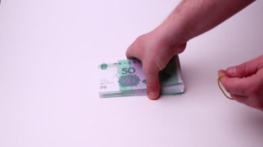 Yuan Çin para birimi beyaz bir arkaplanda izole edildi. Stüdyo görüntüleri, düzenlenmemiş.