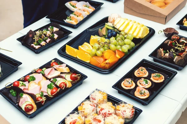 Buffet table with fruits and various kind of food. Business meeting. — Stock Photo, Image