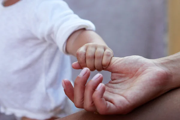 La imagen de las manos de los padres y el niño — Foto de Stock