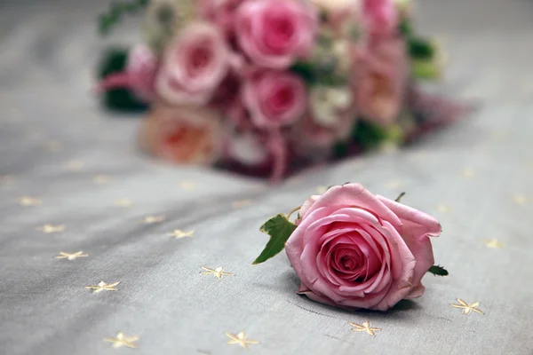 La mariée tient un bouquet de mariage — Photo