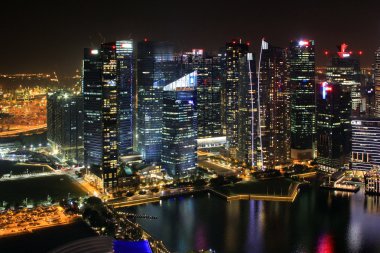 Singapur şehir merkezinde çekirdek nehre yansıyan