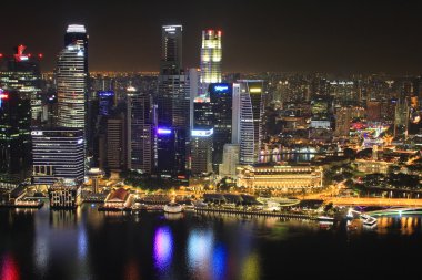 Singapur şehir merkezinde çekirdek nehre yansıyan