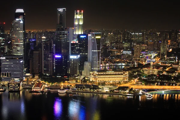 Singapore Downtown Core riflessa nel fiume — Foto Stock
