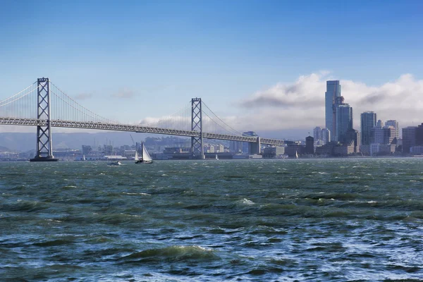 Мост Бей и парусники в Сан-Франциско — стоковое фото