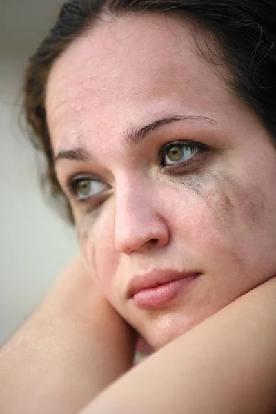 Портрет одинокой плачущей девушки — стоковое фото