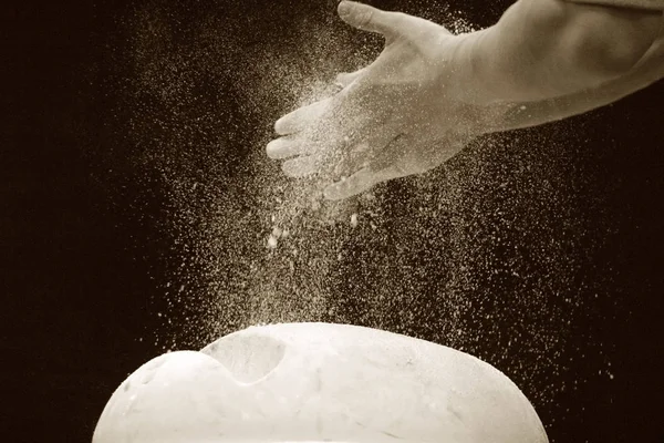 Närbild av händerna på gymnasten i talc — Stockfoto