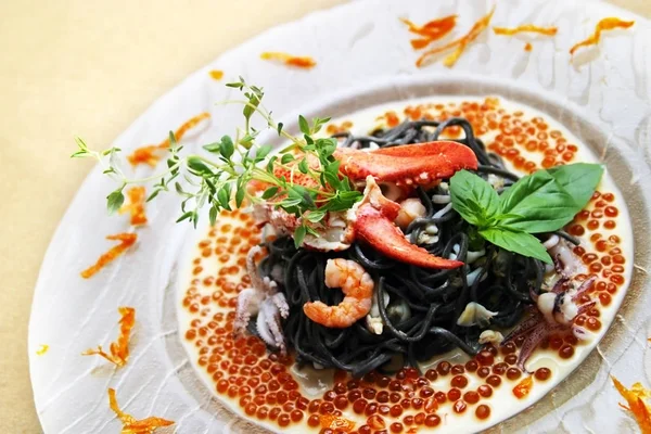 Pasta nera con aragosta — Foto Stock