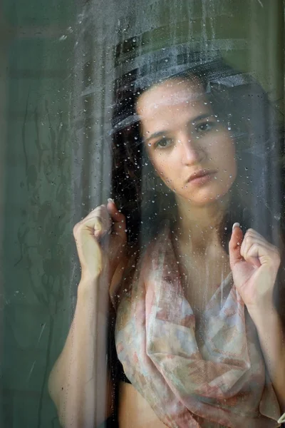 The girl behind glass — Stock Photo, Image
