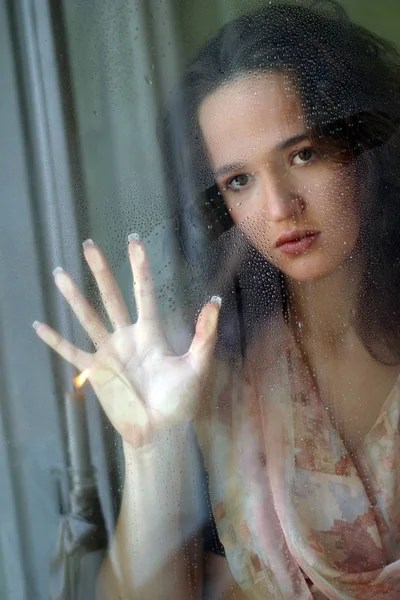 The girl behind glass — Stock Photo, Image