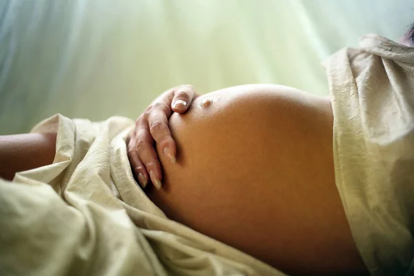 Беременная женщина на девятом месяце — стоковое фото