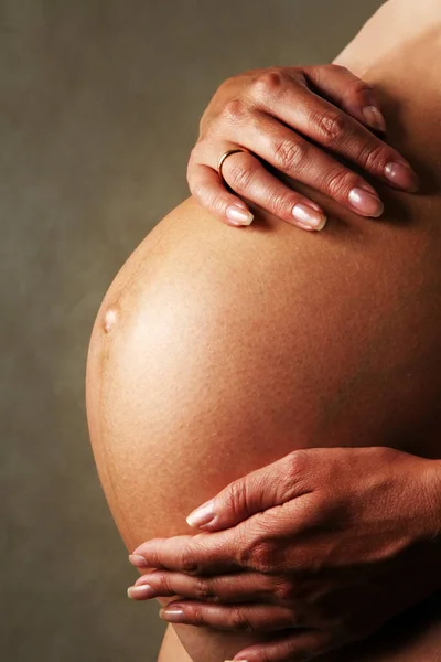 De zwangere vrouw op de negende maand — Stockfoto