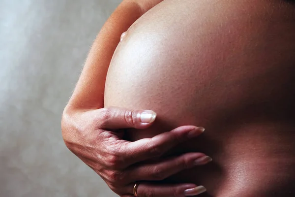 De zwangere vrouw op de negende maand — Stockfoto
