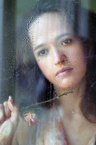 Het meisje achter glas — Stockfoto