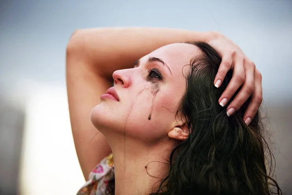 Retrato de una joven morena llorando — Foto de Stock