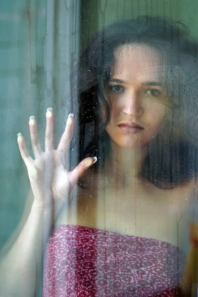 Het meisje achter glas — Stockfoto