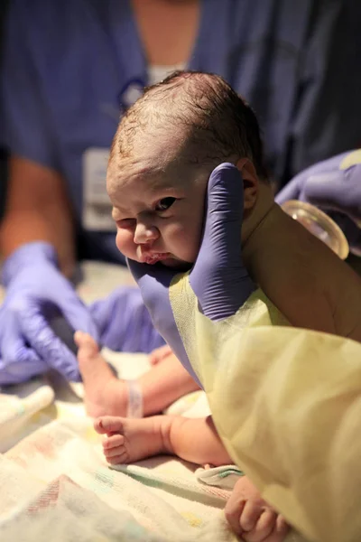 Gerade geborenes kleines Mädchen — Stockfoto