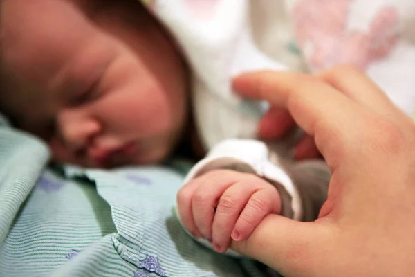 Slapende pasgeboren baby — Stockfoto