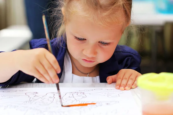 Мила маленька дівчинка малює акварелі — стокове фото