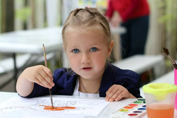 Menina bonito pintura aquarelas — Fotografia de Stock