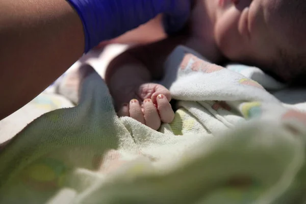 Gerade geborenes kleines Mädchen — Stockfoto