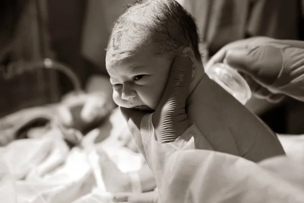 Los primeros minutos de vida de la niña recién nacida — Foto de Stock