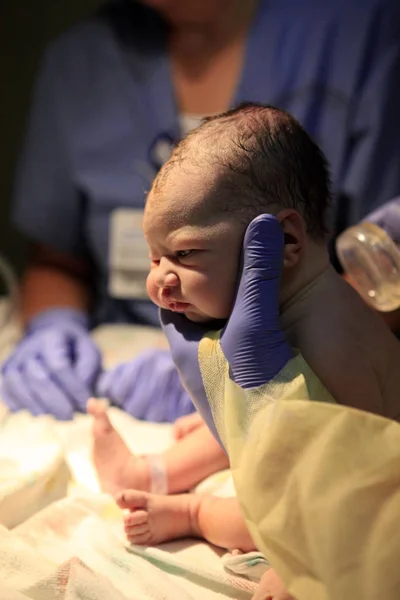 Die ersten Minuten des Lebens des neugeborenen Mädchens — Stockfoto