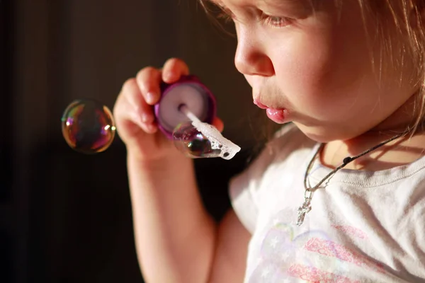Маленькие веселые надувают мыльные пузыри — стоковое фото