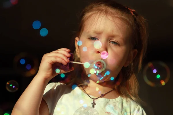 Trochu veselé nafoukne mýdlové bubliny — Stock fotografie