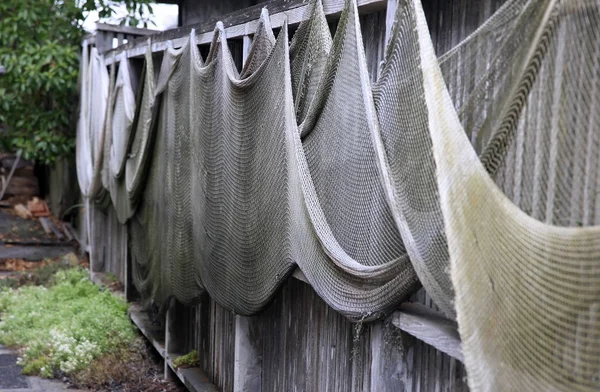 Reti da pesca asciugatura sulla recinzione — Foto Stock