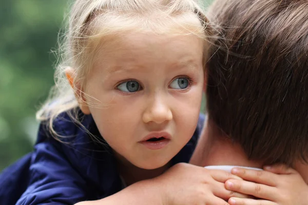 Trochu vyděšená dívka objímá otec — Stock fotografie