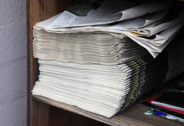 Grande pilha de jornais de perto — Fotografia de Stock