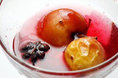 Gül şurubu içinde kırmızı elma