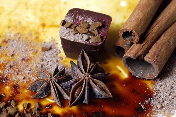 Caramelle al cioccolato con anice e cannella — Foto Stock