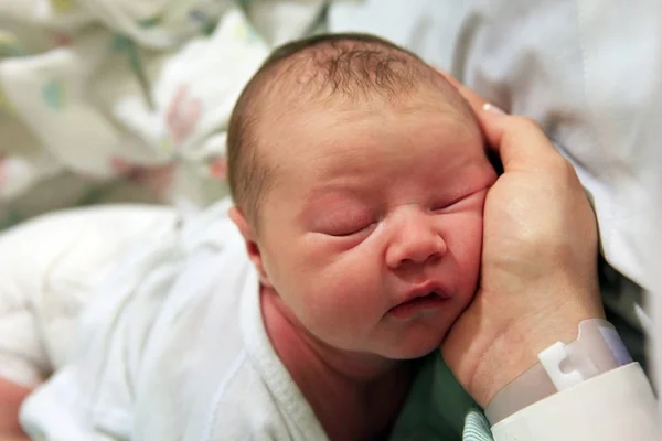 Bambino appena nato addormentato — Foto Stock